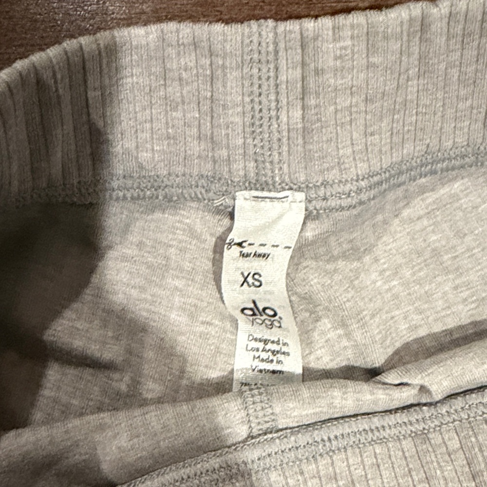 Alo Gray High-Waisted ribbed 7/8 Leggings - Picture 4 of 6